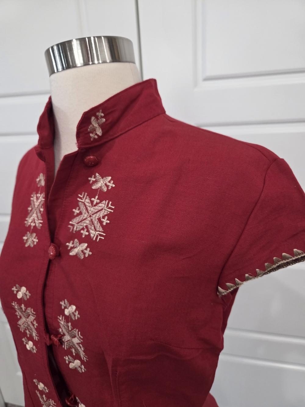 QIAN FANG VINTAGE WOMENS RED MANDIRIAN EMBROIDERED TOP. SIZE SMAL - Picture 3 of 13